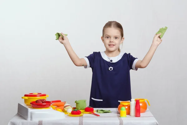 Ragazza in cucina con foglie di cavolo — Foto Stock