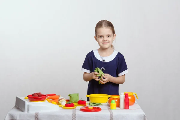 Girl five years preparing soup — Stock Photo, Image