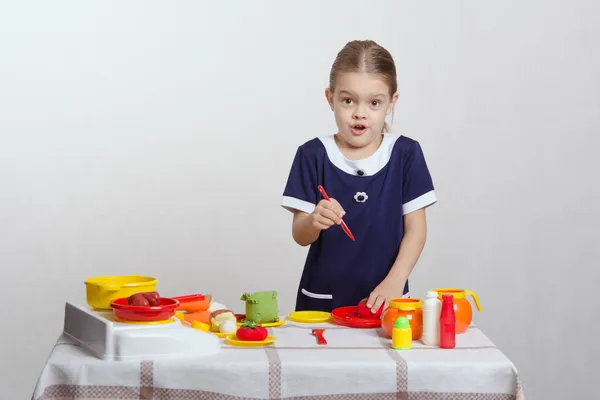 Chica divertida corta un tomate — Foto de Stock