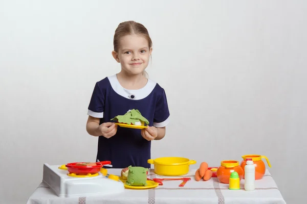 Five year old girl a plate with dish — Stock Photo, Image