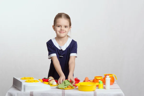 Chica cocinado plato principal — Foto de Stock