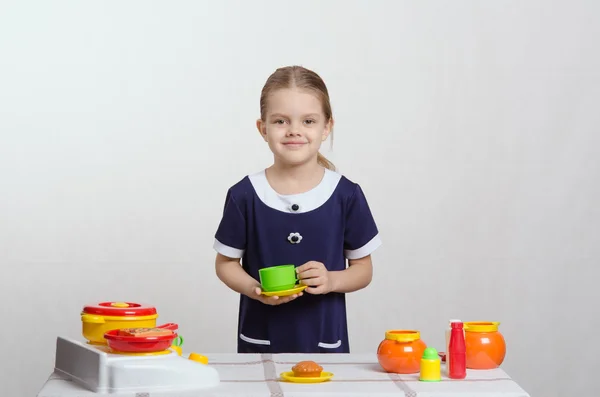 Meisje spelen speelgoed gerechten — Stockfoto