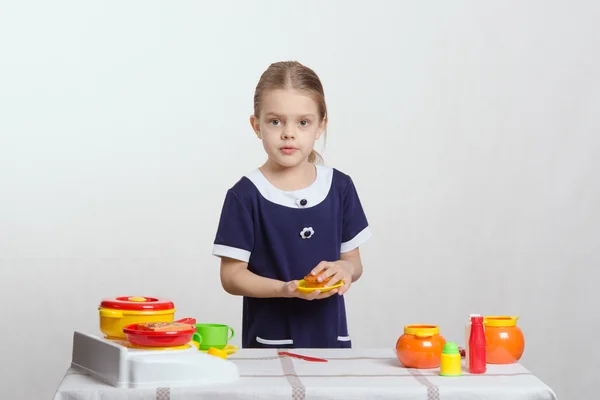 Girl with a plate cake in the kitchen — Stock Photo, Image