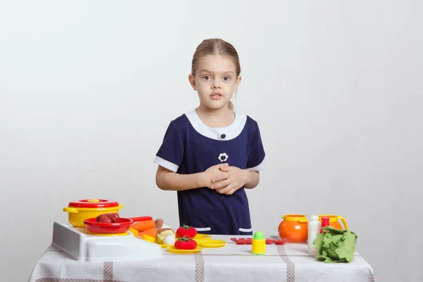 Mädchen auf einer Spielzeugküche — Stockfoto