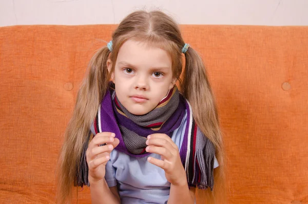 Malade fille de cinq ans avec un certain sujet dans les mains de — Photo