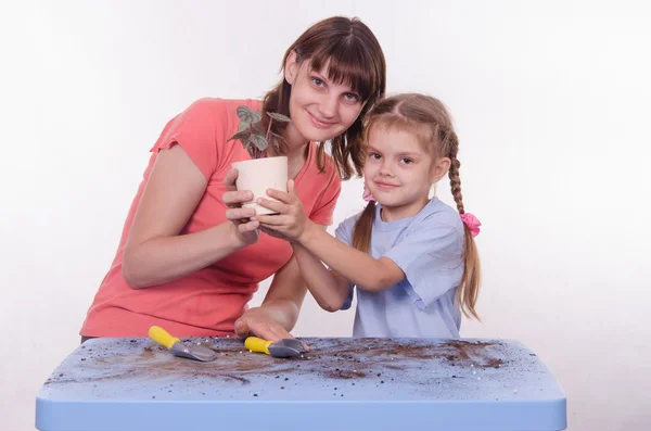 Mamma och dotter planterade blomma rum i potten — Stockfoto