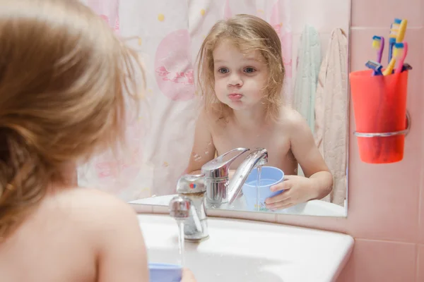 Chica de tres años para enjuagarse la boca después de cepillarse los dientes Imágenes De Stock Sin Royalties Gratis