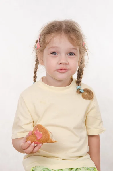 Portret van meisje met een broodje — Stockfoto