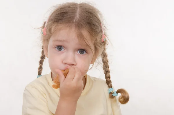 Three year old girl bun chews — Stock Photo, Image