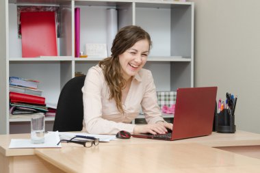 laptop ofisinde çalışan kız gülerek