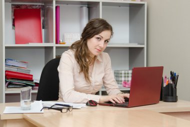 genç kız ofiste bir laptop