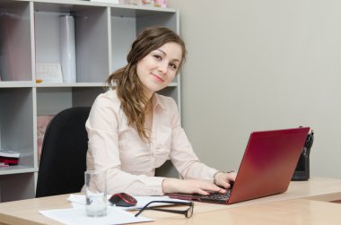 baş ofis dizüstü çalışıyor
