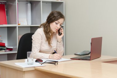 telefon ederken kendine güvenen bir iş kadını