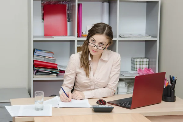 Ead ha scritto su un pezzo di carta in ufficio — Foto Stock