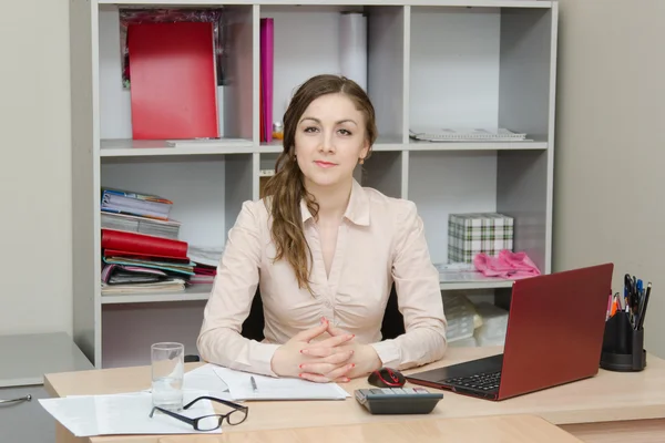 Retrato de una chica en la oficina central — Foto de Stock