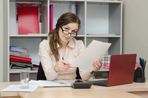 Escritório menina lendo um documento — Fotografia de Stock