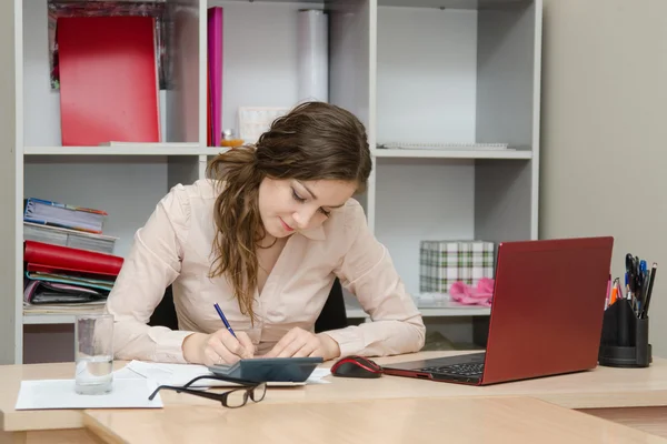 Jong meisje werken in het kantoor — Stockfoto