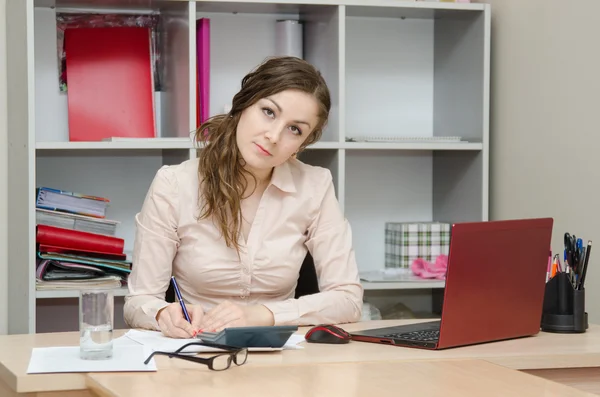 Finanz schreibt Zählergebnisse auf den Rechner — Stockfoto