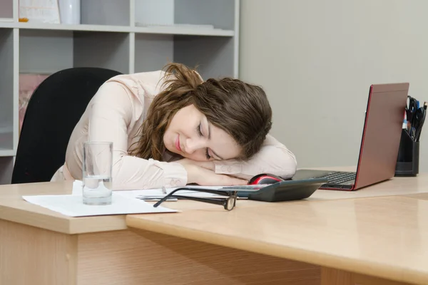 La chica se quedó dormida en su portátil en la oficina — Foto de Stock