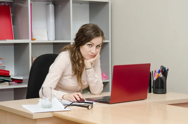 Müdes Mädchen am Arbeitsplatz im Büro — Stockfoto