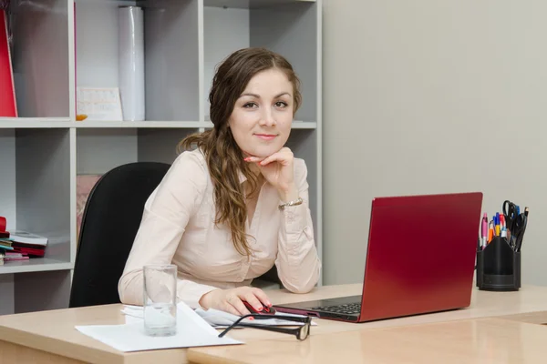 Portret de fată la un laptop în birou — Fotografie, imagine de stoc