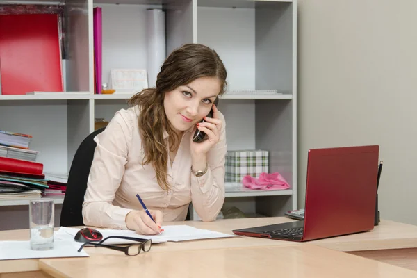 Donna d'affari che chiama per telefono sul posto di lavoro — Foto Stock