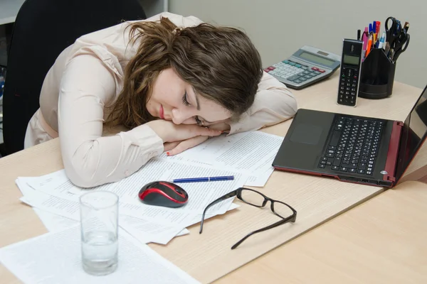 Двадцять працівник спить на роботі в офісі — стокове фото