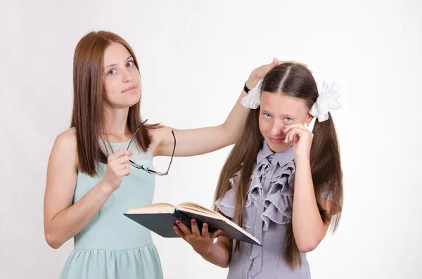 Lehrer beruhigt Schüler, die ihre Hausaufgaben nicht gemacht haben — Stockfoto