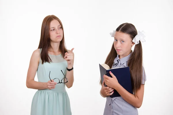 Der Lehrer erteilt dem Schüler ein Mandat — Stockfoto