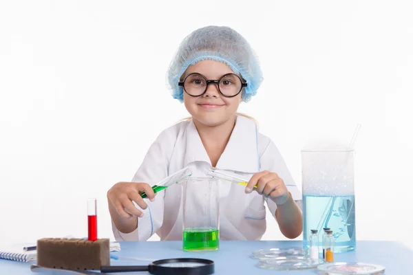 Girl mixes the liquid — Stock Photo, Image