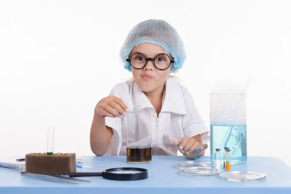 Lány kémikus kapott egy új anyag — Stockfoto