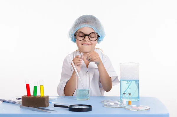 Child chemist opens the flask with reagent — Stock Photo, Image