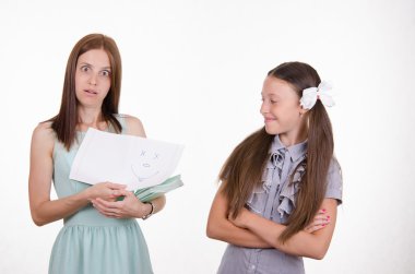 öğretmen tarafından bir defter boyalı yüzler şok