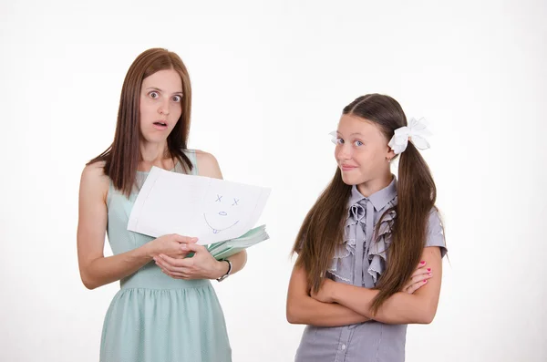 Studenten trekken een gezicht in notitieblok en overhandigd aan het controleren — Stockfoto