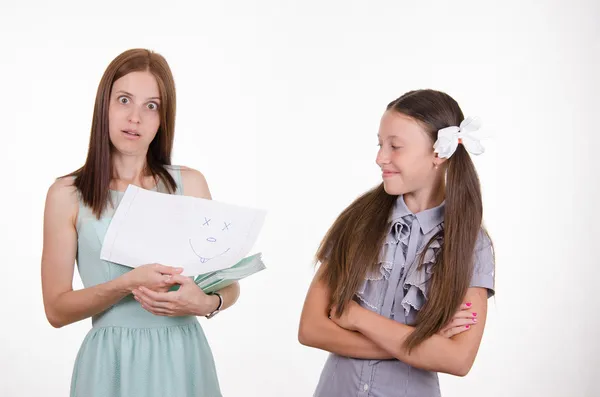 Lehrerin ist schockiert von den gemalten Gesichtern in einem Notizbuch — Stockfoto