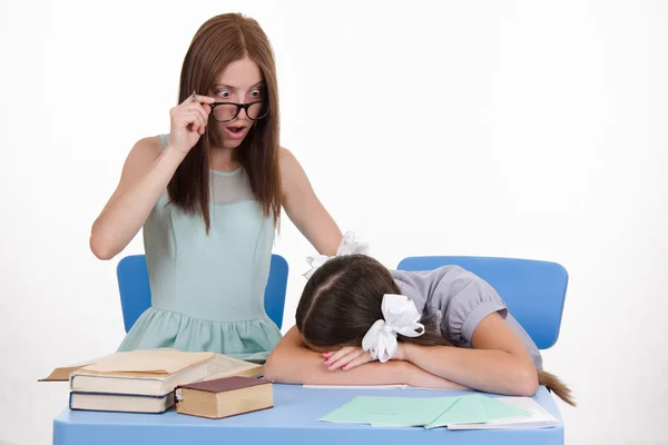 Praktikant schlief vor dem Lehrer ein — Stockfoto