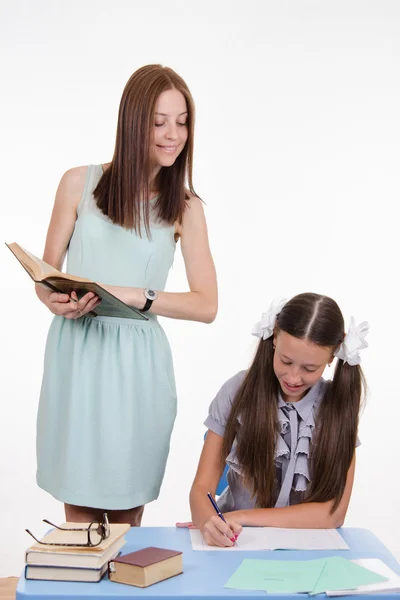 Zufriedene Lehrerstudentenleistung — Stockfoto