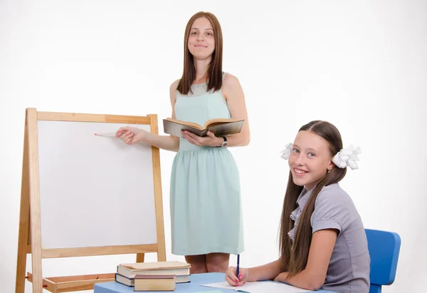 Insegnante spiega argomento della lezione alla lavagna — Foto Stock