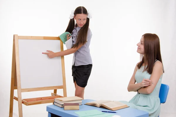 Elev svar på tavlan i klassrummet — Stockfoto