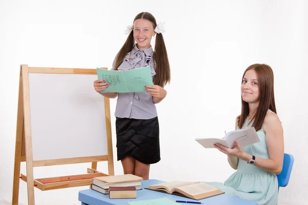 Stagiair ontvangen vijf voor een goed antwoord — Stockfoto