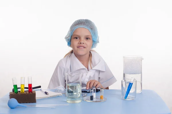 Químico na aula de química — Fotografia de Stock