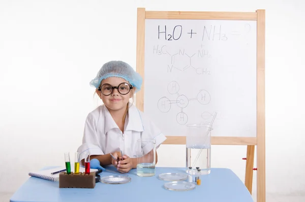 Wetenschapper chemicus aan tafel in het laboratorium — Stockfoto