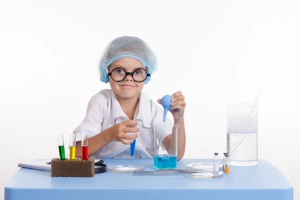 Dziewczyna stawia doświadczenia laboratoryjne — Zdjęcie stockowe