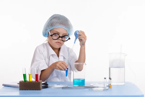 Mädchen verzaubert Laborerfahrung — Stockfoto
