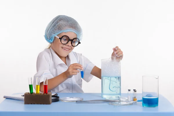 Loca chica química pone experiencia — Foto de Stock