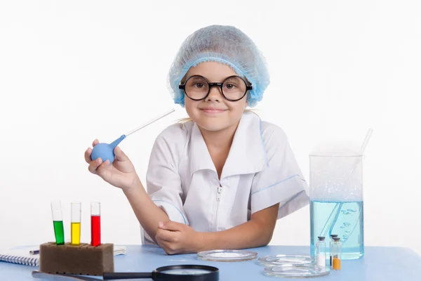 Trainee in chemistry class — Stock Photo, Image
