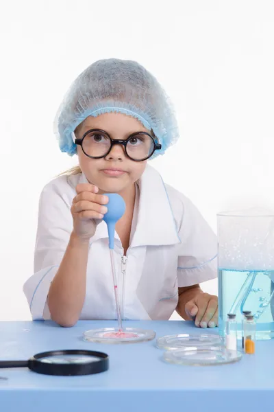 Junger seriöser Chemiker mit Pipette — Stockfoto