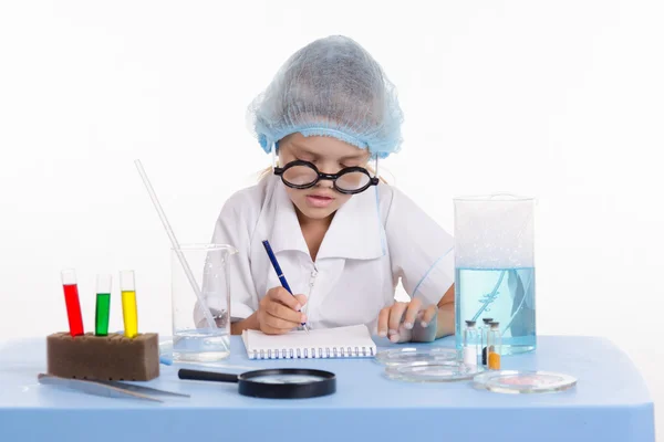 Farmacêutico no laboratório a escrever um caderno — Fotografia de Stock