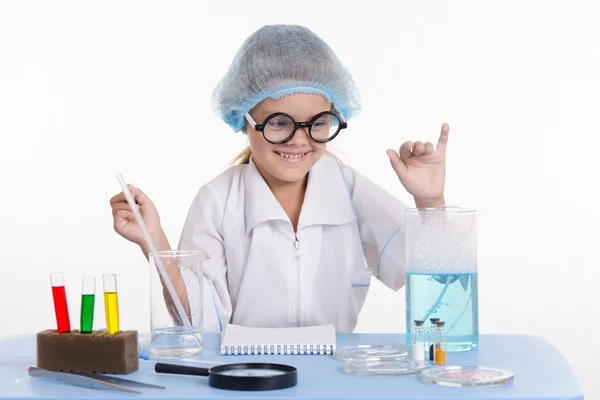 Chemik dziewczynka raduje się pozytywnych doświadczeń — Zdjęcie stockowe