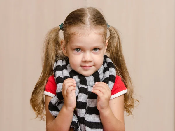 La fille de trois ans dans une écharpe chaude malade — Photo